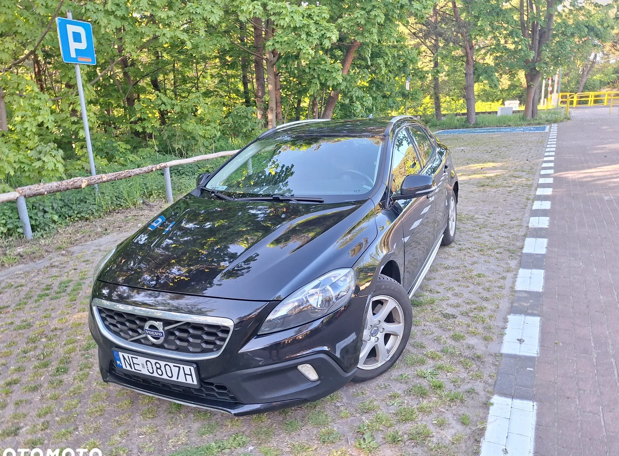 Volvo V40 cena 56900 przebieg: 132000, rok produkcji 2016 z Gdynia małe 254